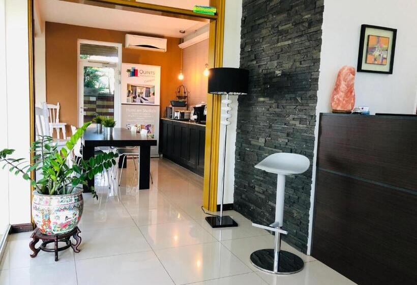 هتل Quints Travelers Inn