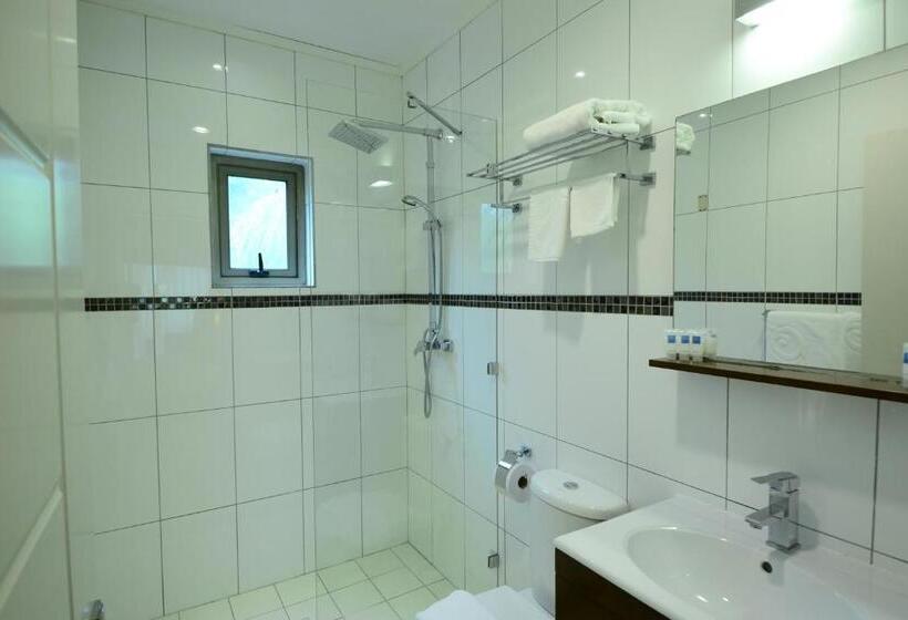 هتل Quints Travelers Inn