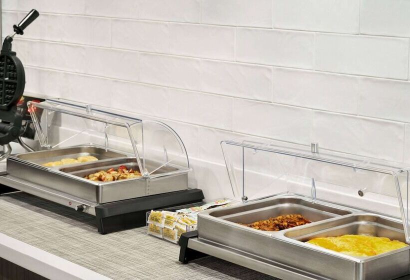 هتل La Quinta Inn & Suites By Wyndham Del Rio