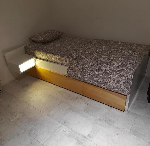 تختخواب و صبحانه Nest Hostel
