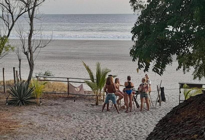 پانسیون Popoyo Surfcamp