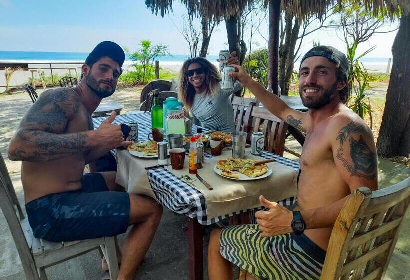 پانسیون Popoyo Surfcamp