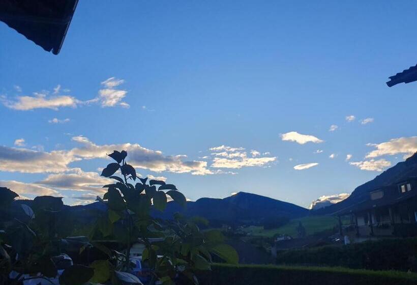 تختخواب و صبحانه Garni Lantschner