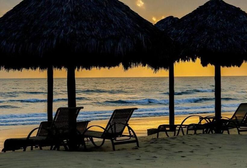 هتل Dom Pedro Laguna Beach Resort & Golf