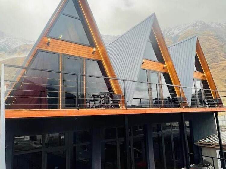 هتل Pyramid Kazbegi