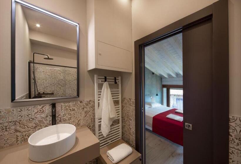Общежитие Monte Isola   Decio Rooms