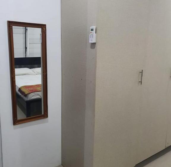 هتل Single Room With Shared Kitchen And Living Room