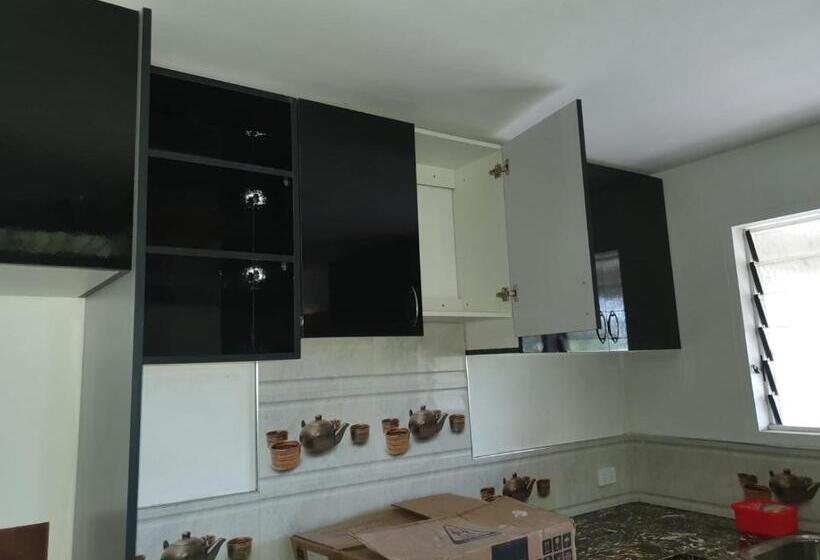 هتل Single Room With Shared Kitchen And Living Room