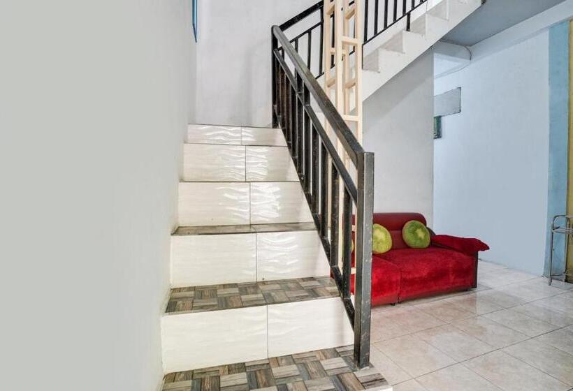 בית מלון כפרי Spot On 91745 Rumah Kost Gresik Syariah