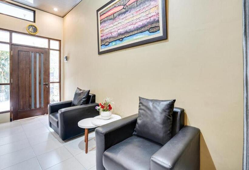 בית מלון כפרי Spot On 91745 Rumah Kost Gresik Syariah