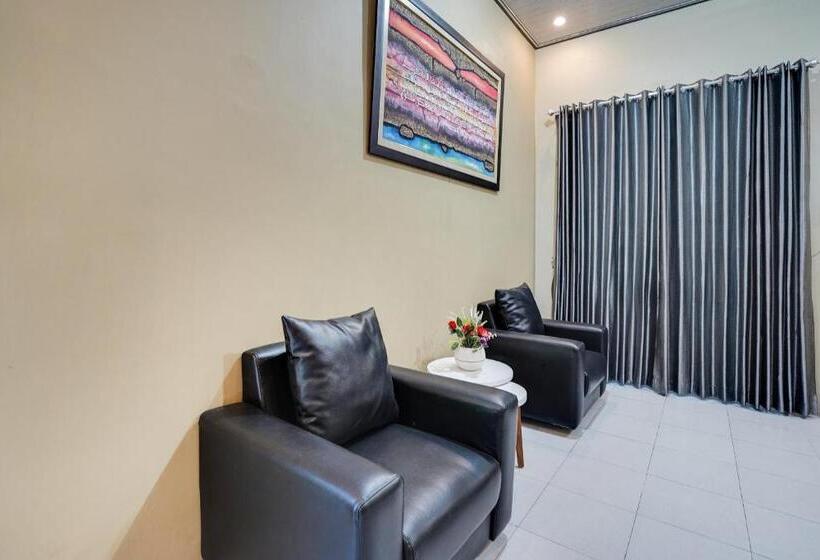 בית מלון כפרי Spot On 91745 Rumah Kost Gresik Syariah