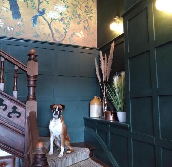 هتل The Hillmorton Manor