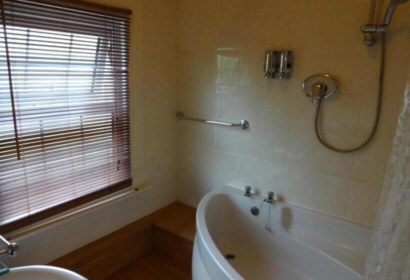 هتل The Hillmorton Manor