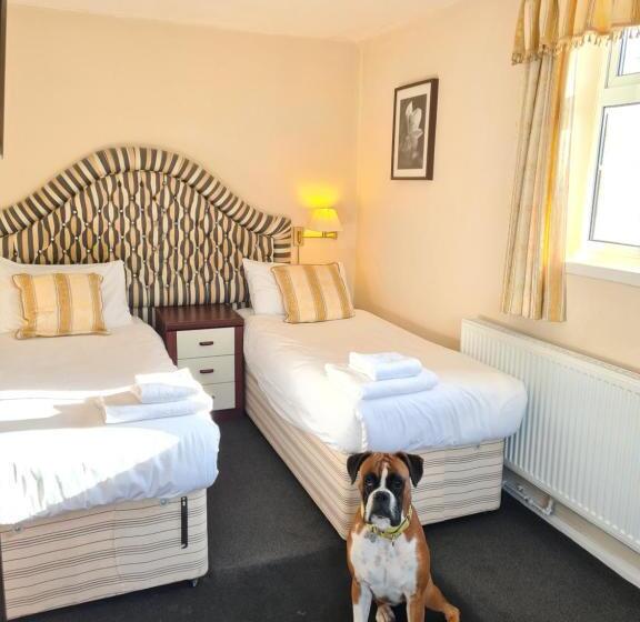 هتل The Hillmorton Manor