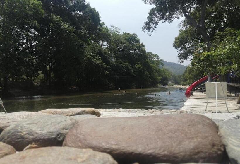 پانسیون Hostal La Macarena