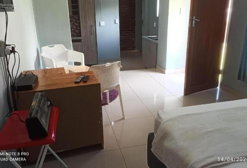 Pension Jollys Park Guesthouse