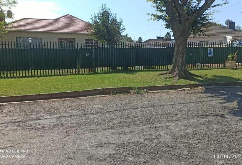 Pension Jollys Park Guesthouse