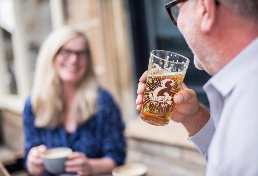 هاستل The Crown