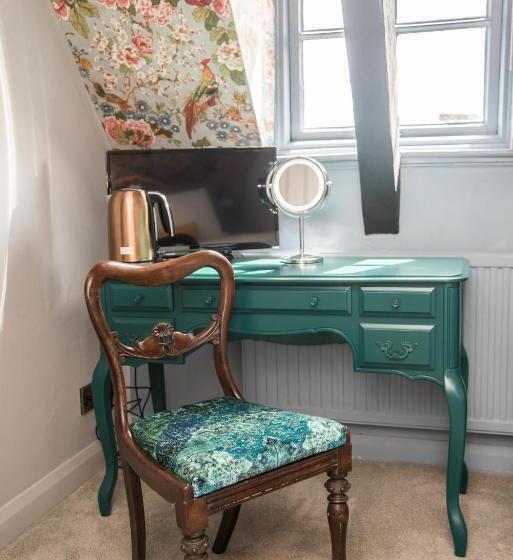 هاستل The Crown