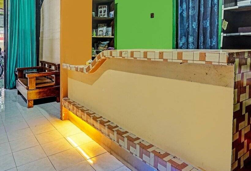 ホテル Spot On 91697 Nyaman Homestay Syariah