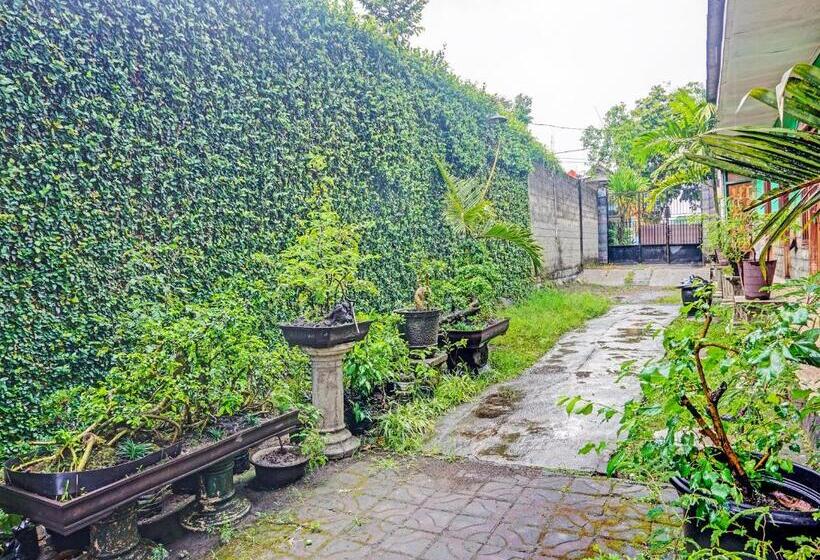 ホテル Spot On 91697 Nyaman Homestay Syariah
