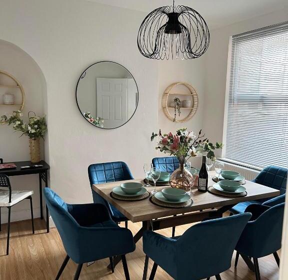膳宿费 Cheerful 5 Bedrooms & En Suite Bathrooms Town House