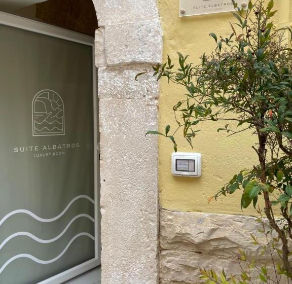 تختخواب و صبحانه Suite Albatros   Luxury Room