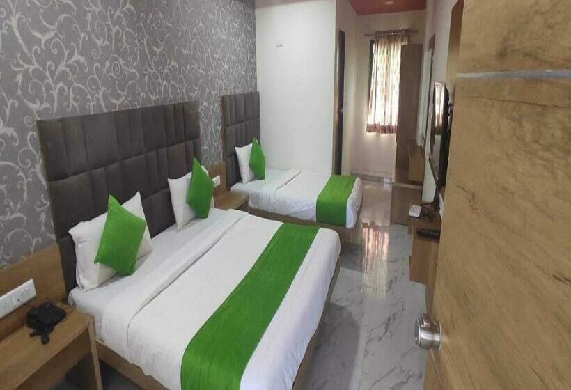 Отель Spot On 92880  Radhika Guest House