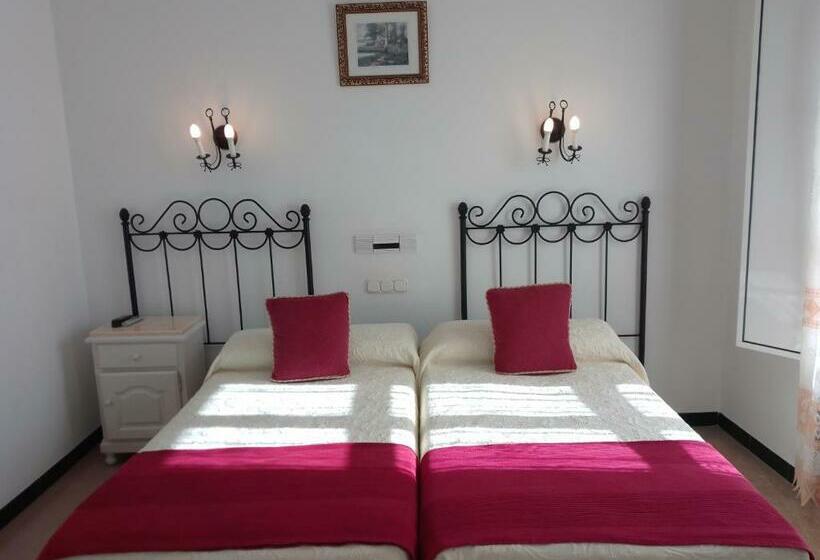 ペンション Hostal 2 Estrellas  Restaurante Las Tres Encinas En El Centro Del Pueblo