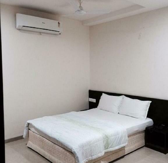 فندق Palash Inn