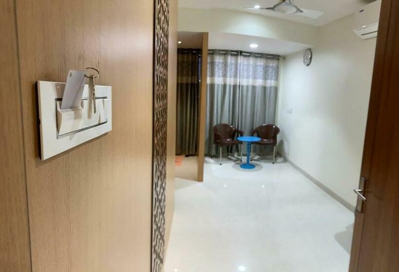 فندق Palash Inn