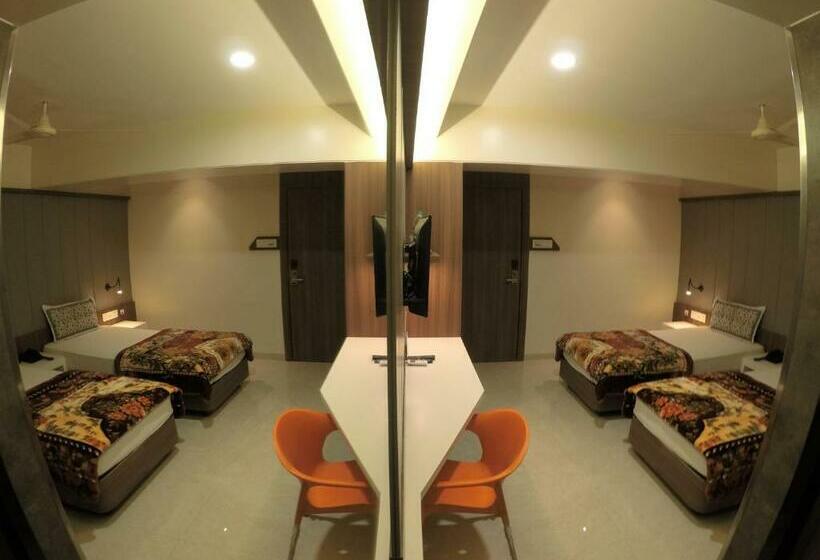 فندق Palash Inn