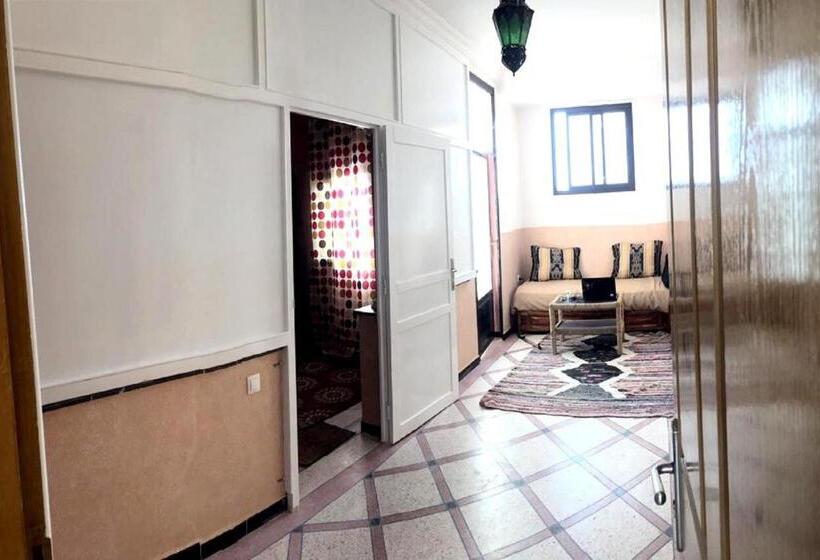 تختخواب و صبحانه Afgo Hostel