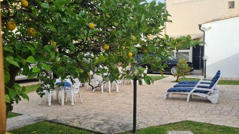 تختخواب و صبحانه Mare E Sole Villa Urso