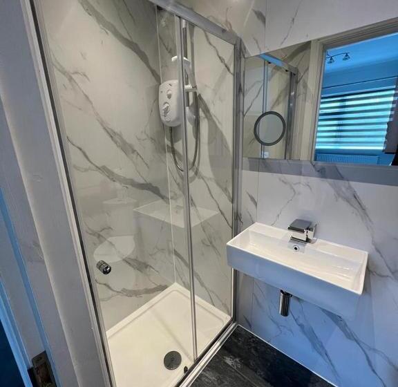 هتل Charnwood Regency Guest House