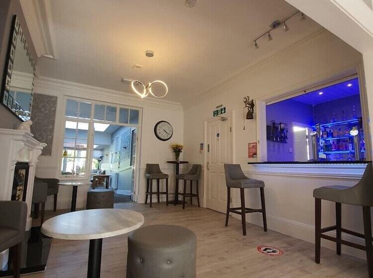 هتل Charnwood Regency Guest House