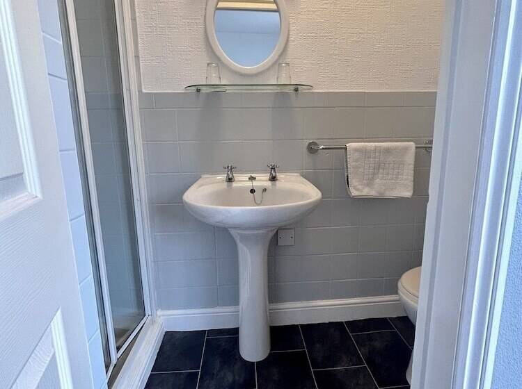 هتل Charnwood Regency Guest House