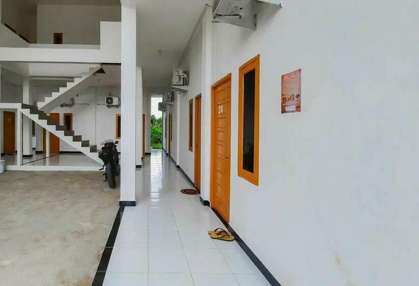ホテル Reddoorz At Permana Homestay Near Supadio Airport Pontianak