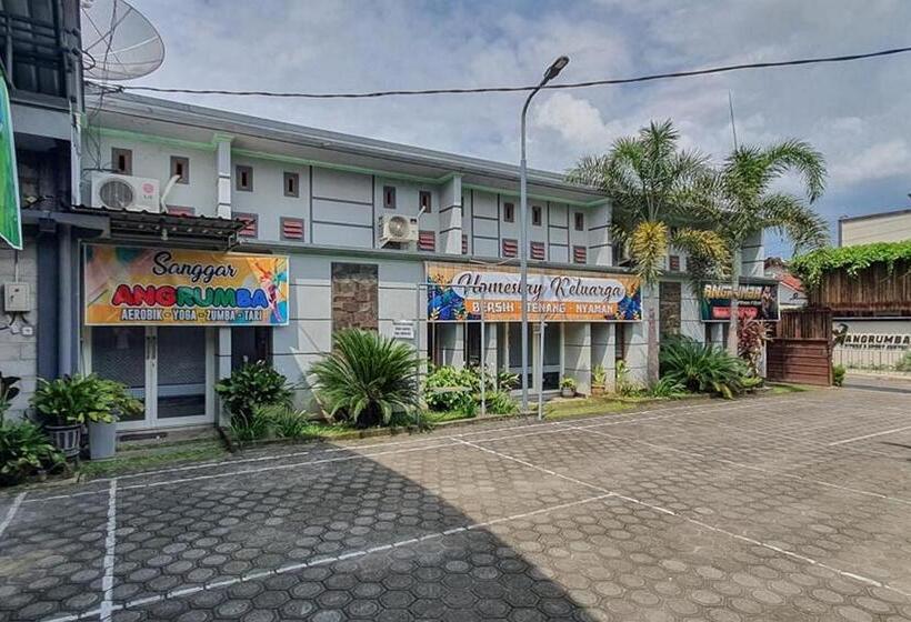 ホテル Angrumba Family Homestay Near Rsud Caruban Mitra Reddoorz