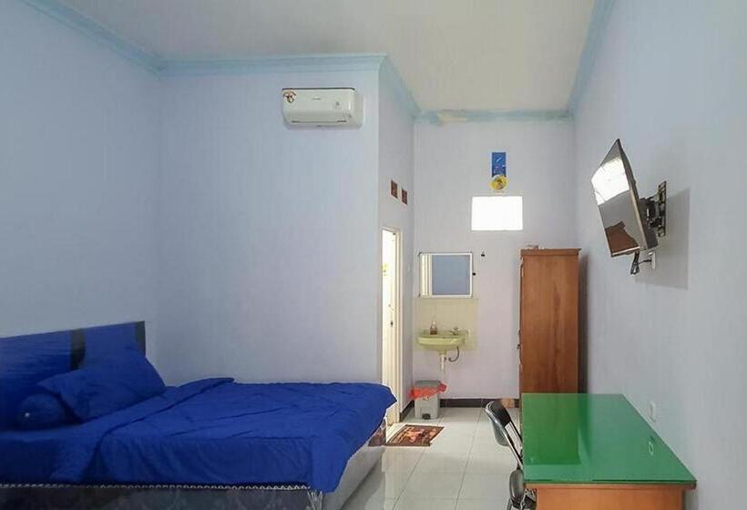 ホテル Angrumba Family Homestay Near Rsud Caruban Mitra Reddoorz