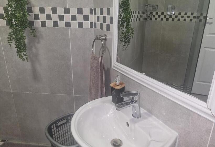 بنسيون Eland Place Self Catering Guest House