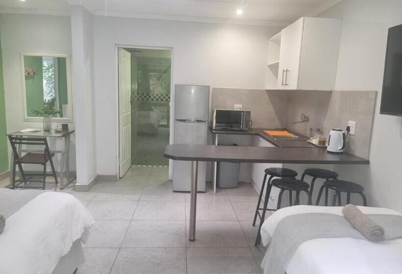 بنسيون Eland Place Self Catering Guest House