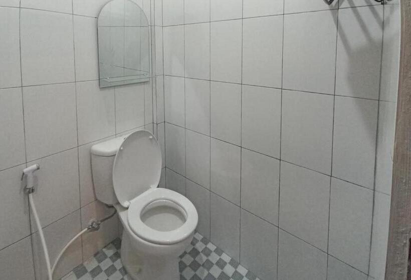 فندق Reddoorz Syariah Near Sentani City Square