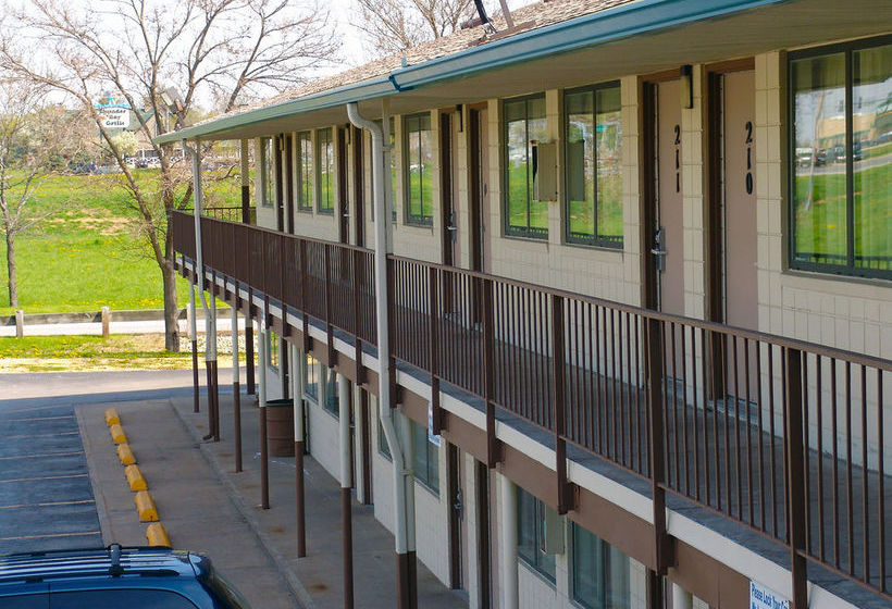 هتل Quad City Inn