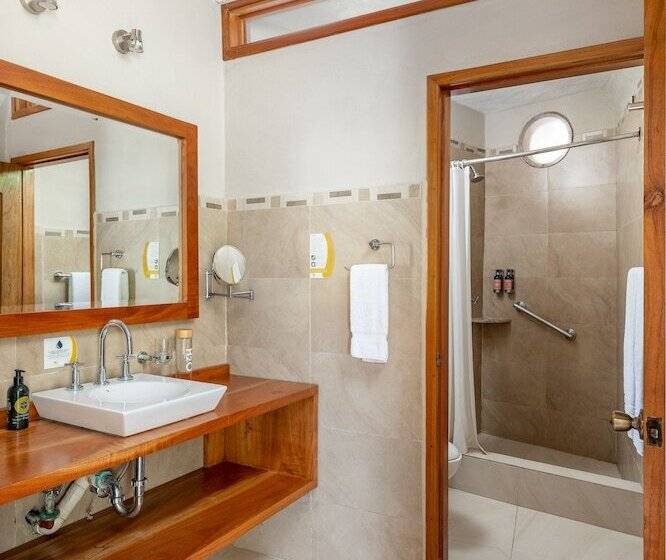 هتل Blu Galapagos Sustainable Waterfront Lodge