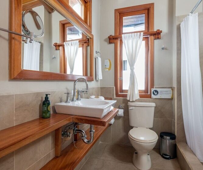 هتل Blu Galapagos Sustainable Waterfront Lodge