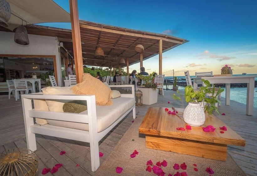 هتل Blu Galapagos Sustainable Waterfront Lodge