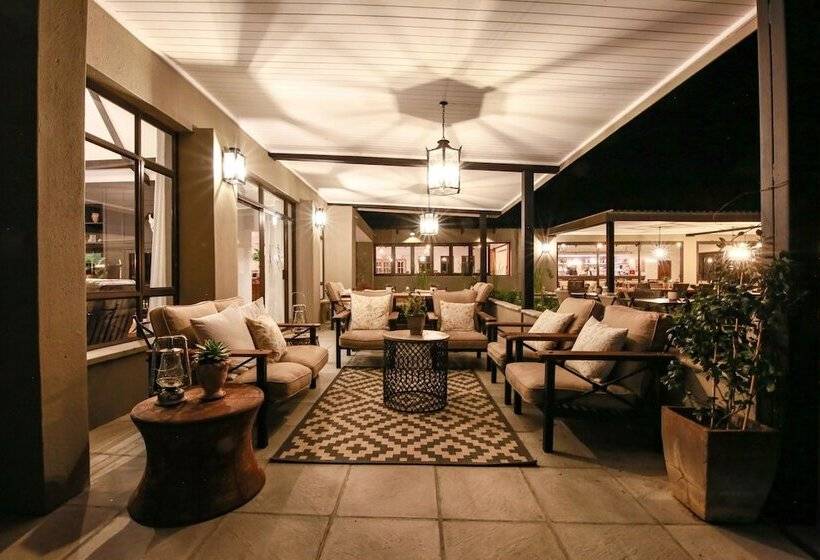 בית מלון כפרי Otjiwa Safari Lodge