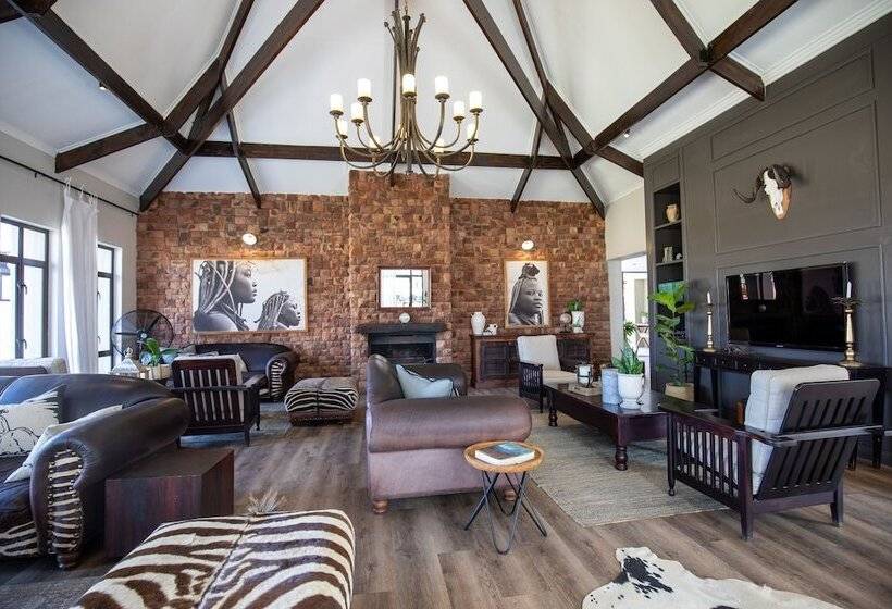 בית מלון כפרי Otjiwa Safari Lodge