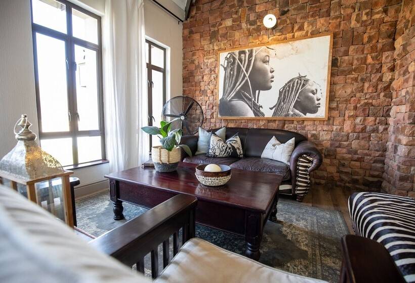 בית מלון כפרי Otjiwa Safari Lodge